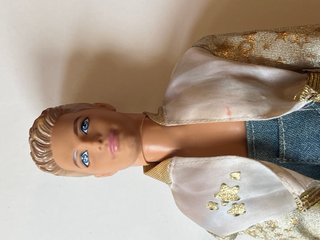 Muñeco Ken ropa dorada y vaqueros