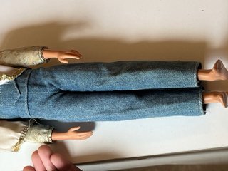 Muñeco Ken ropa dorada y vaqueros