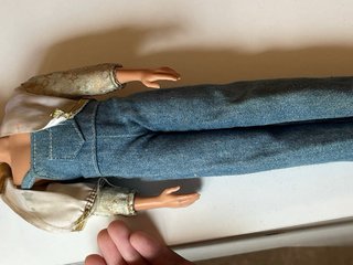 Muñeco Ken ropa dorada y vaqueros