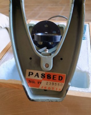 Microscopio óptico vintage con accesorios