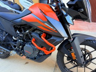 KTM 390 Adventure Negra/Naranja.