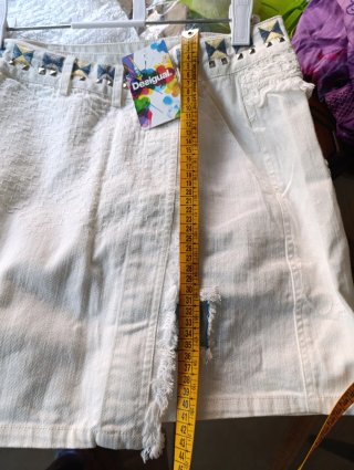 Falda Desigual blanca con detalles