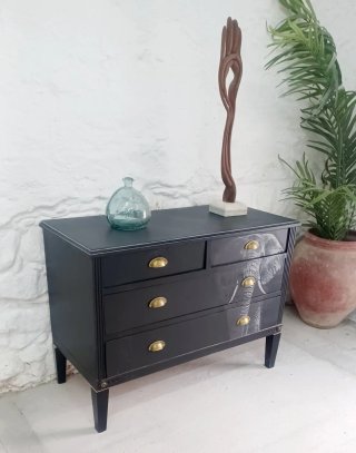 Aparador negro con detalles dorados