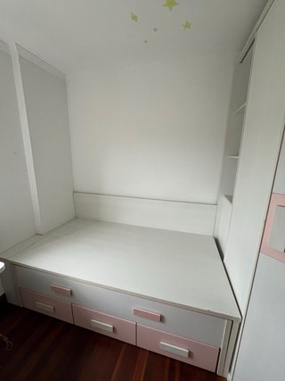 Cama con cajones blanca y rosa