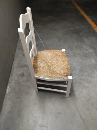 Silla de madera antigua con asiento de mimbre