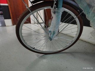 Bicicleta azul con cesta. A estrenar. Nunca usada.