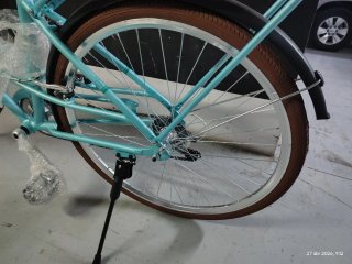 Bicicleta azul con cesta. A estrenar. Nunca usada.