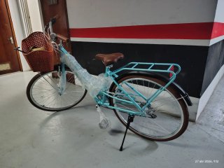 Bicicleta azul con cesta. A estrenar. Nunca usada.
