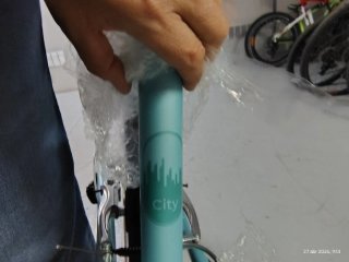 Bicicleta azul con cesta. A estrenar. Nunca usada.