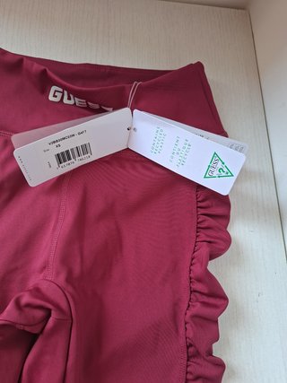 Mallas Guess deportivas con volantes rojas bourdeo