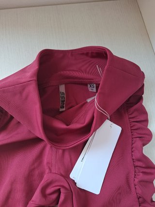 Mallas Guess deportivas con volantes rojas bourdeo