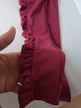 Mallas Guess deportivas con volantes rojas bourdeo