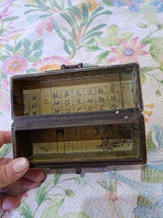 Cajita oriental de madera con inscripciones