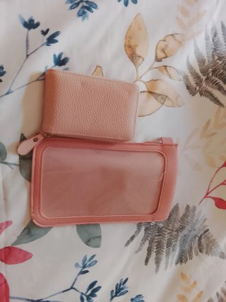 Monedero rosa con múltiples compartimentos