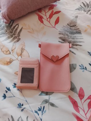 Monedero rosa con múltiples compartimentos
