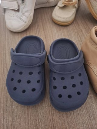 Consegna di scarpe per neonati e bambini