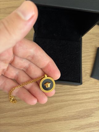 Collar Versace Medusa Negro y Dorado