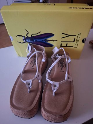 Sandalias Fly London Blancas y Beige