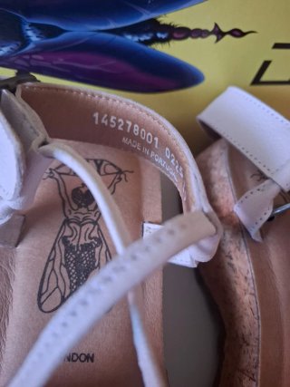 Sandalias Fly London Blancas y Beige