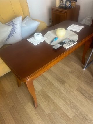 Regalo Sofá amarillo y mesa de comedor