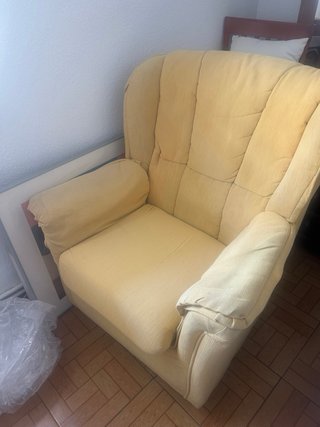 Regalo Sofá amarillo y mesa de comedor