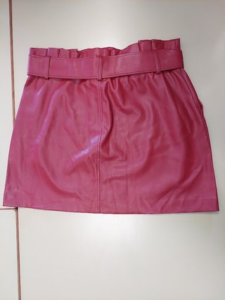 Falda mini efecto piel granate