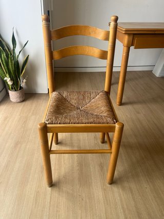 Mesa de comedor de madera con dos sillas