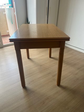 Mesa de comedor de madera con dos sillas