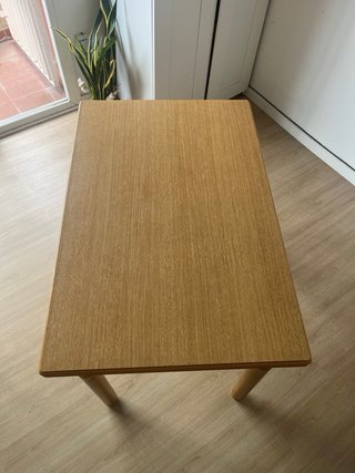Mesa de comedor de madera con dos sillas