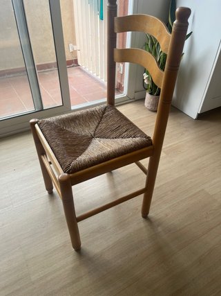 Mesa de comedor de madera con dos sillas