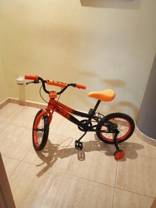 Bicicleta infantil naranja y negra