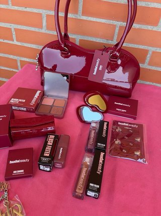 Bolso Huda Beauty y set de maquillaje