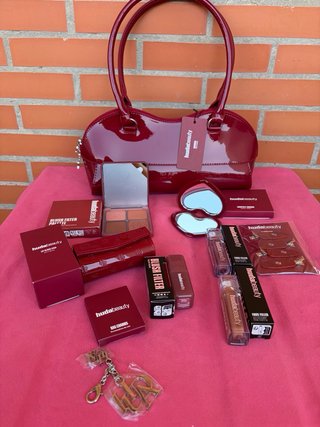 Bolso Huda Beauty y set de maquillaje