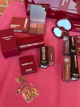 Bolso Huda Beauty y set de maquillaje
