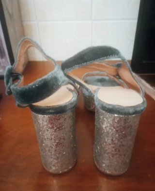 Zapatos azules y plateados de tacón a estrenar