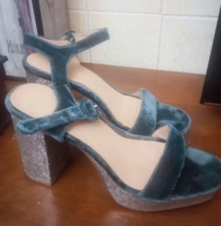 Zapatos azules y plateados de tacón a estrenar