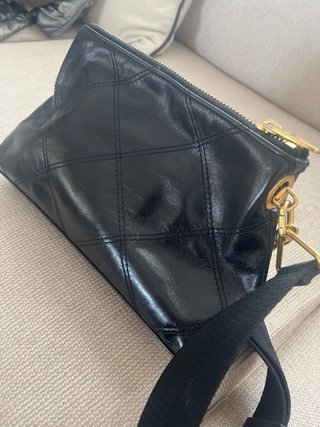 Bolso Bimba y Lola Piel Negro y Dorado.