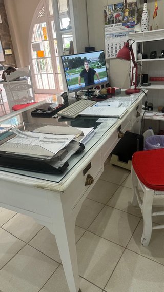 Sillas de madera y escritorio