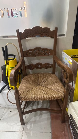 Sillas de madera y escritorio
