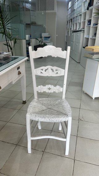 Sillas de madera y escritorio