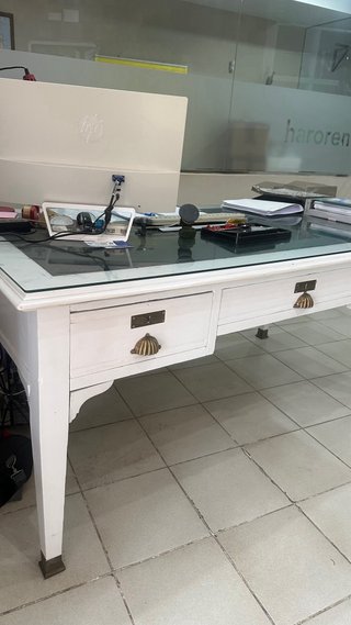 Sillas de madera y escritorio