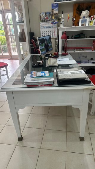 Sillas de madera y escritorio