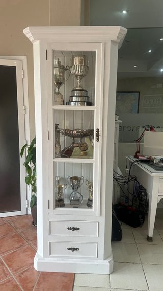 Sillas de madera y escritorio