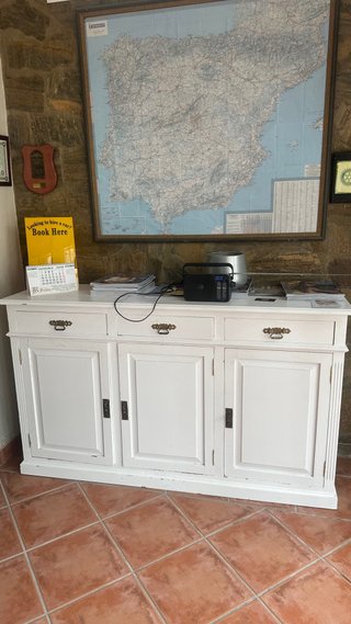 Sillas de madera y escritorio