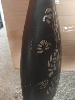 Jarrón negro con diseño floral plateado