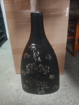 Jarrón negro con diseño floral plateado