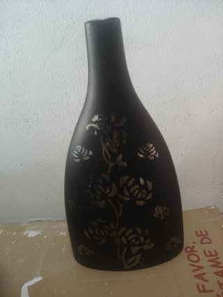 Jarrón negro con diseño floral plateado