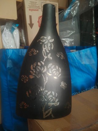 Jarrón negro con diseño floral plateado