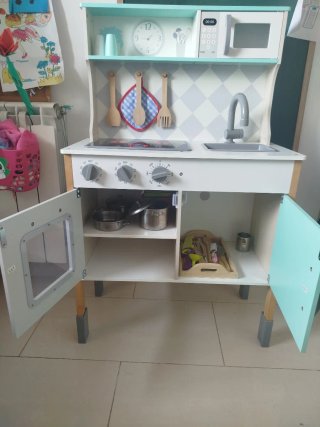 Cocinita de juguete de madera y accesorios varios