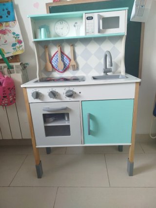 Cocinita de juguete de madera y accesorios varios